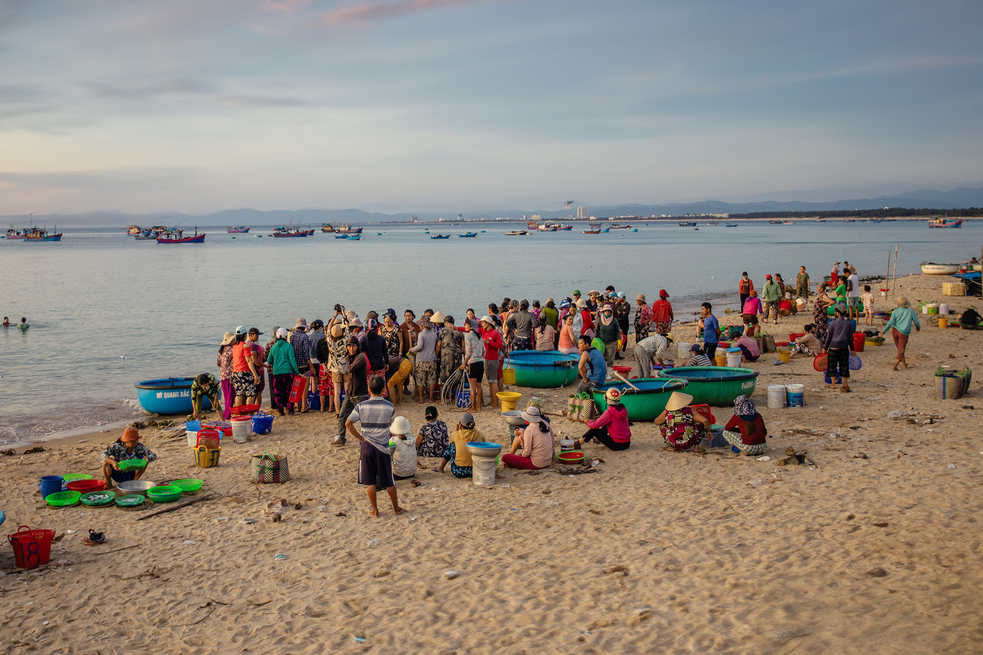 Chợ cá có giá sỉ bằng 1/10 giá lẻ, người bán không nói thách, người mua mang theo cả xe bò - Ảnh 6