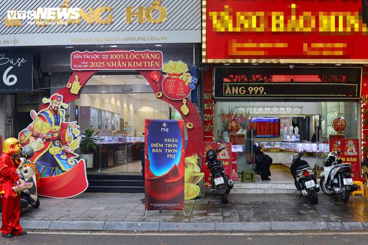 Bất ngờ cảnh nhiều cửa hàng vàng vắng hoe trong ngày vía thần Tài - Ảnh 4