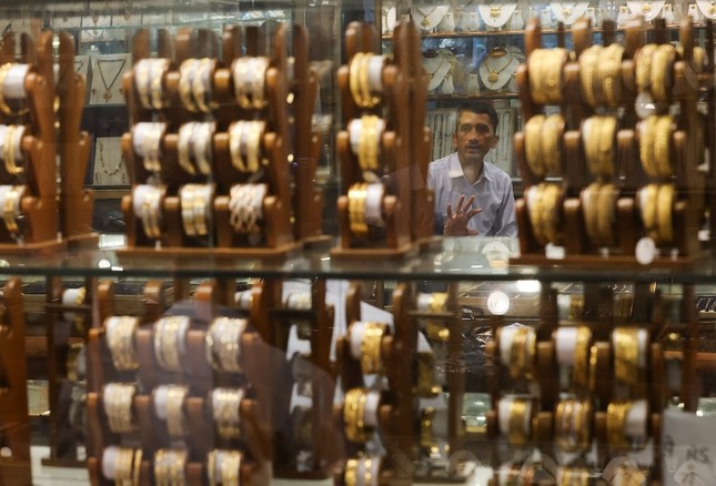 Giá vàng thế giới đột ngột giảm mạnh - Ảnh 1