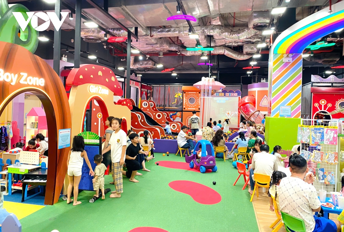 Nhà hàng, quán ăn ở trung tâm thương mại chật kín khách chơi Tết - Ảnh 6