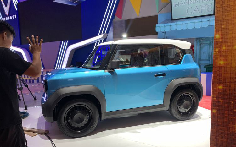 Lô VinFast VF 3 tay lái nghịch lộ diện, chuẩn bị ra mắt: Nhiều màu, đã ra biển, có cả bản độ hầm hố như Defender - Ảnh 3