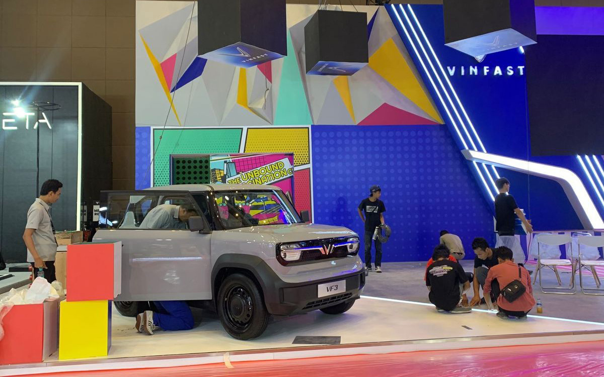 Lô VinFast VF 3 tay lái nghịch lộ diện, chuẩn bị ra mắt: Nhiều màu, đã ra biển, có cả bản độ hầm hố như Defender - Ảnh 1