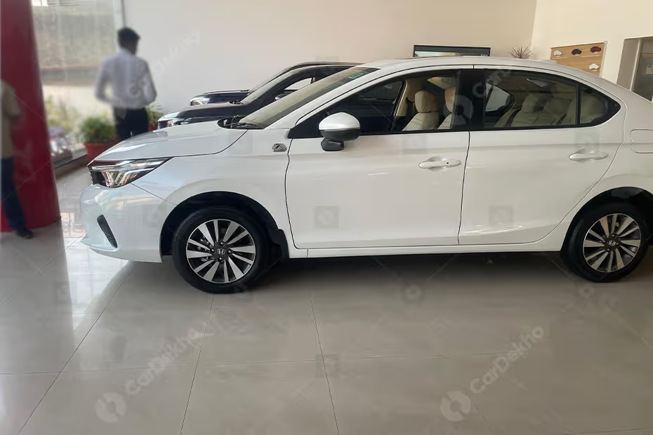 Honda City bản đặc biệt về đại lý: Nội thất cao cấp hơn, gây sốt với giá tương đương 365 triệu đồng - rẻ ngang Grand i10 - Ảnh 1