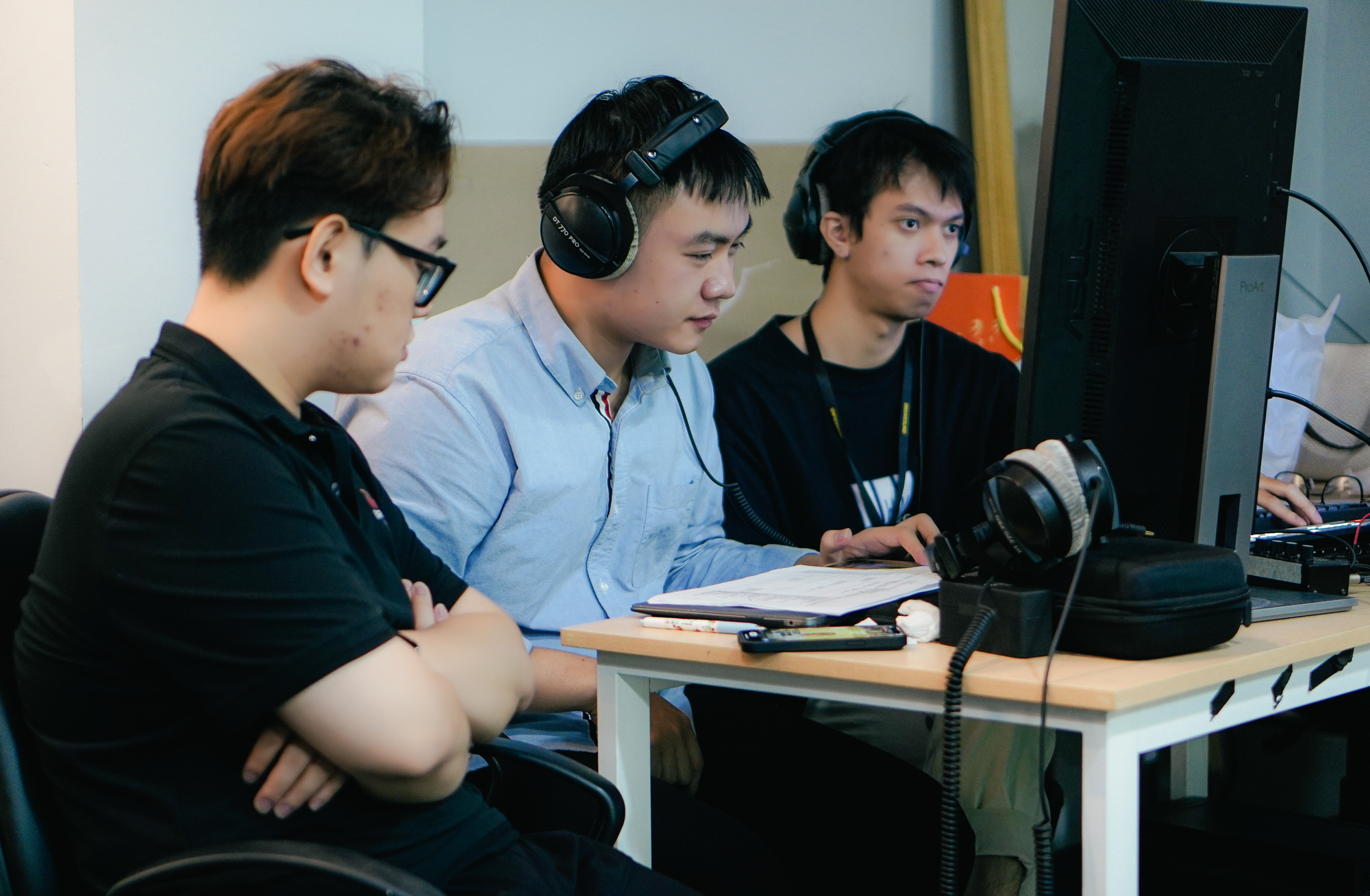 Đột nhập hậu trường những phiên livestream tiền tỷ: 20 người chuẩn bị, thức xuyên đêm và vật bất ly thân của 'đội cười mồi' - Ảnh 6