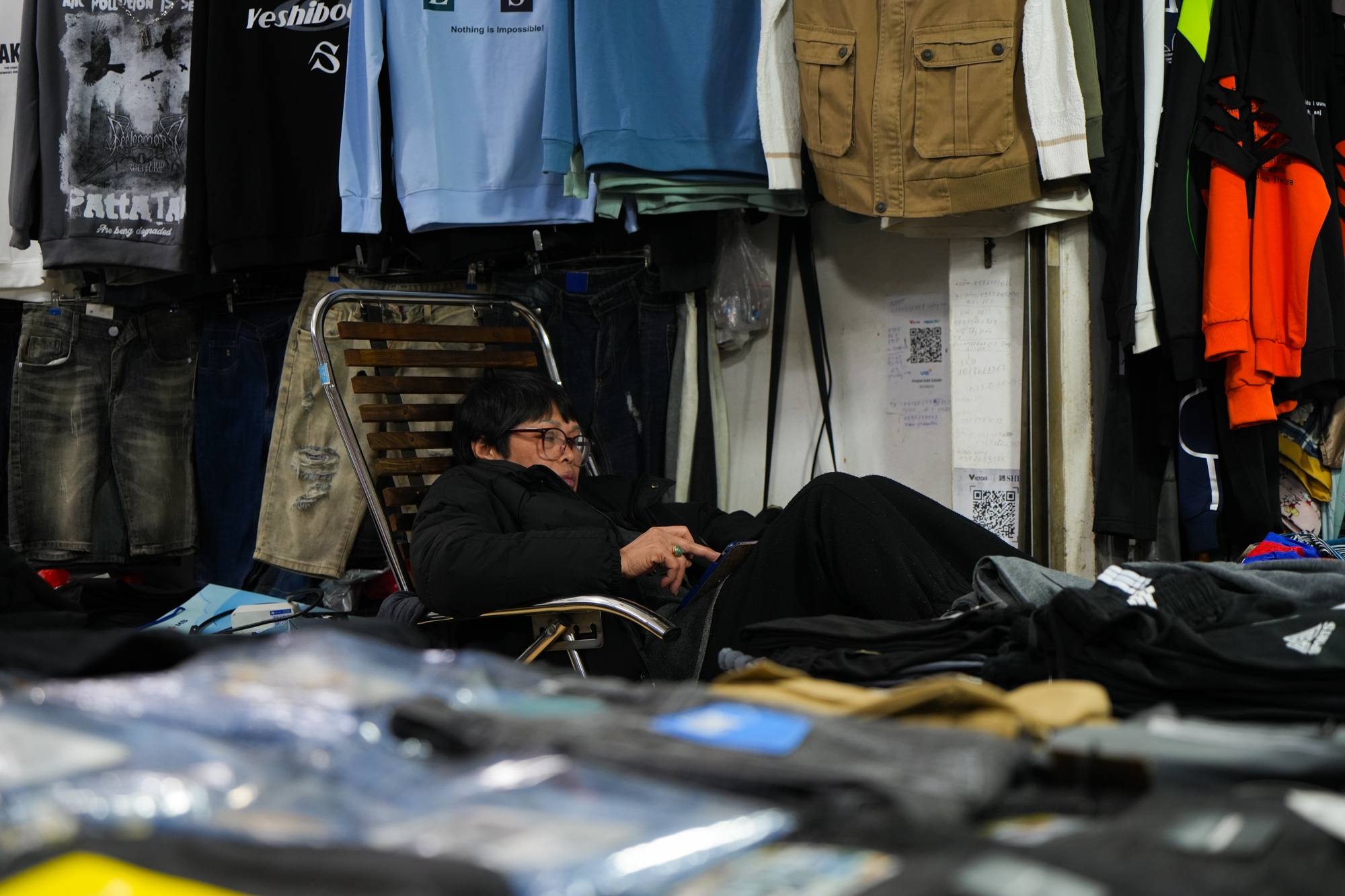 Chợ từng là thiên đường mua sắm của sinh viên thủ đô giờ không thể giữ khách: Chủ sạp 'mở mắt mất tiền triệu', đắt hàng chỉ mỗi Baby Three - Ảnh 8