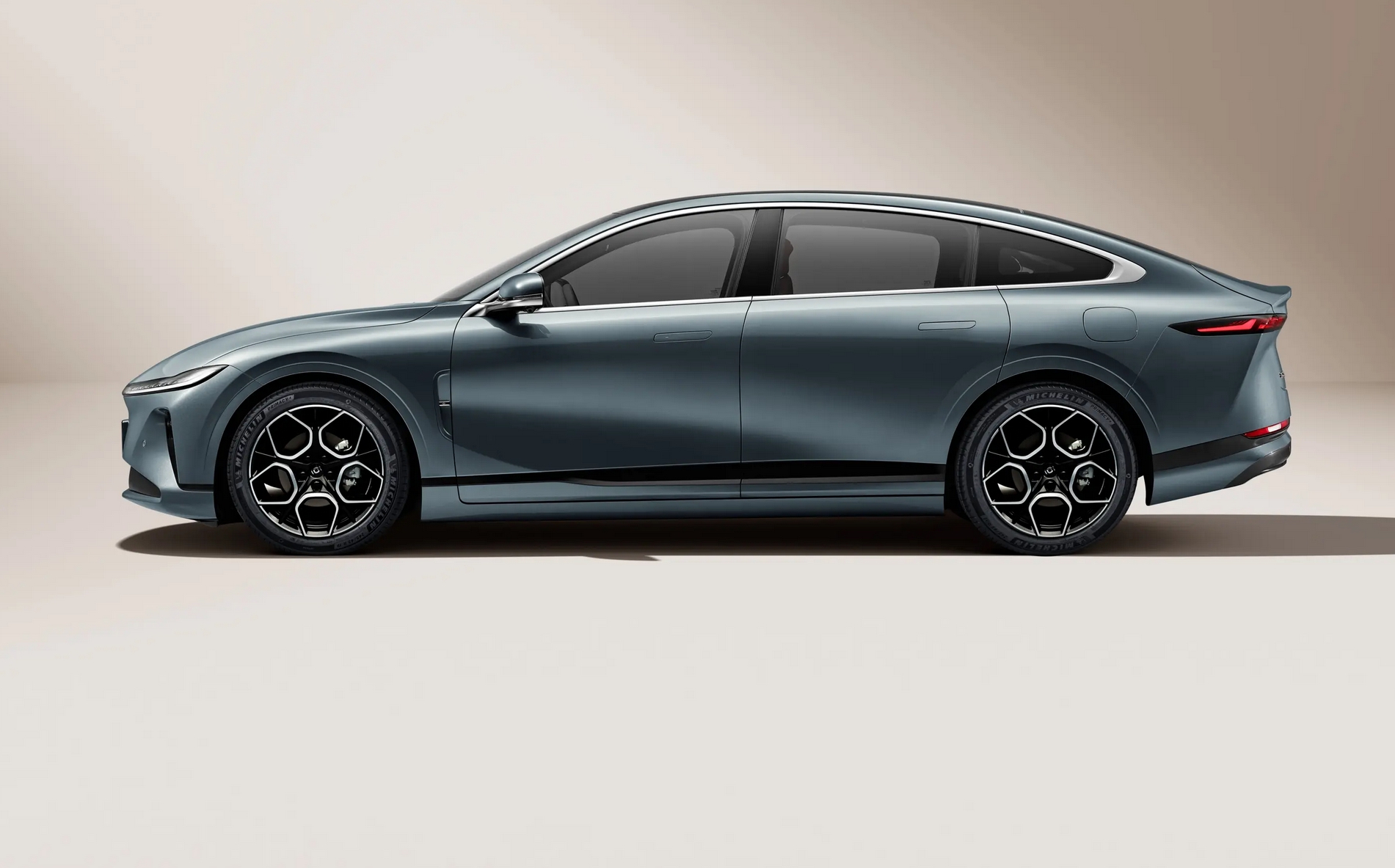 Đối tác của Kim Long Motor có sedan lớn ngang Camry, ngập công nghệ hiện đại, giá quy đổi hơn 400 triệu - Ảnh 4