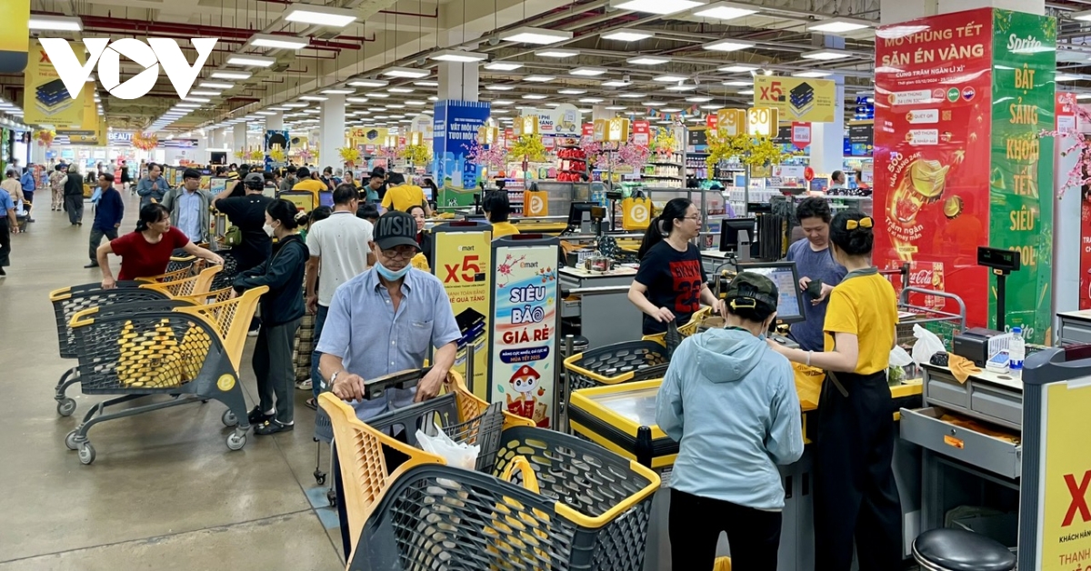 Nhà hàng, quán ăn ở trung tâm thương mại chật kín khách chơi Tết - Ảnh 7