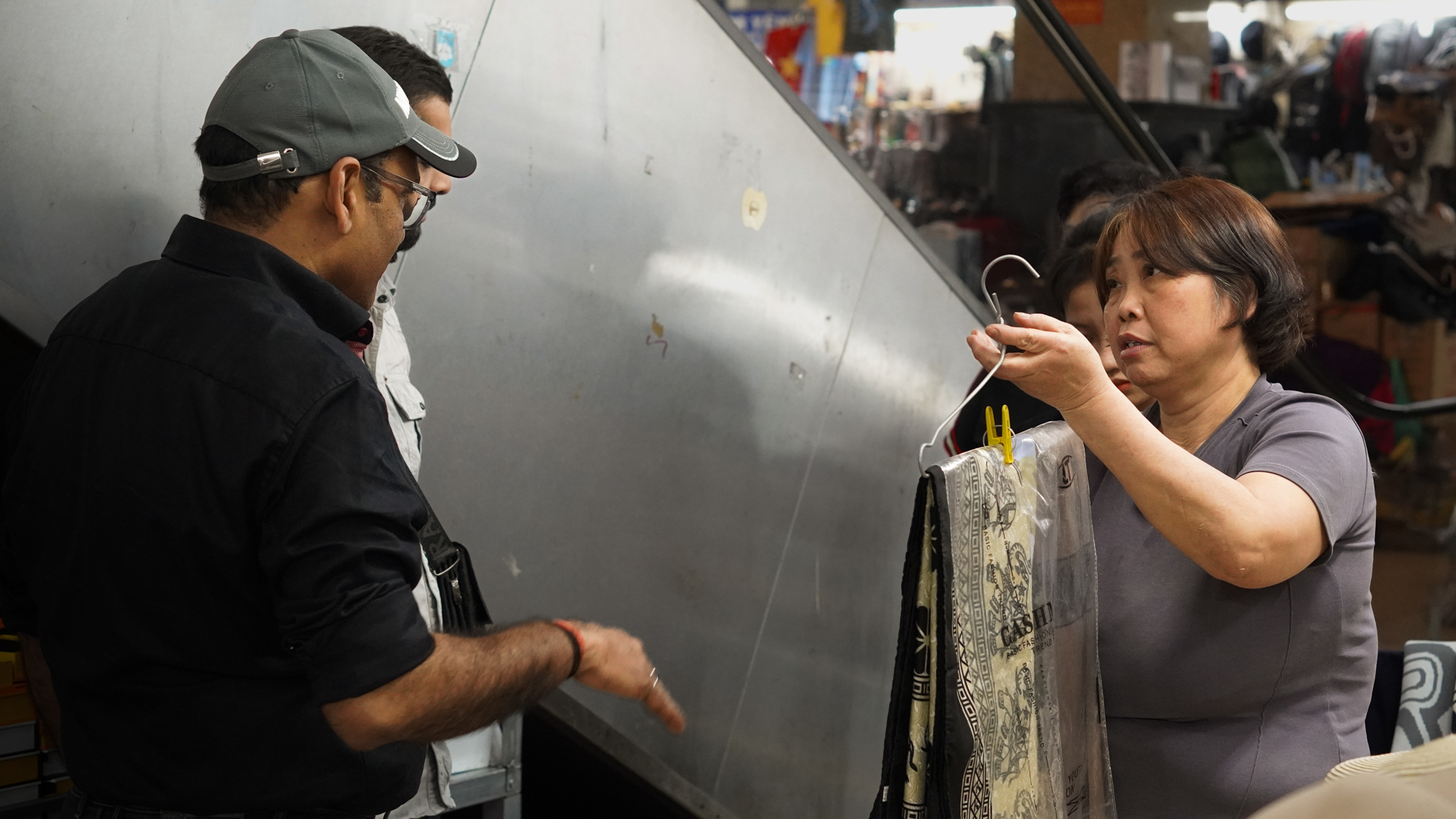 Chợ đầu mối từng là thiên đường bán sỉ, tiểu thương nuôi được cả nhà, cho con đi du học - nay chỉ còn khách du lịch, người bán "bỏ của chạy lấy người" - Ảnh 7