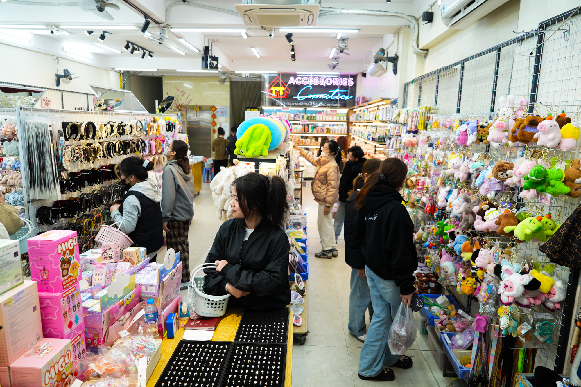Chợ từng là thiên đường mua sắm của sinh viên thủ đô giờ không thể giữ khách: Chủ sạp 'mở mắt mất tiền triệu', đắt hàng chỉ mỗi Baby Three - Ảnh 9
