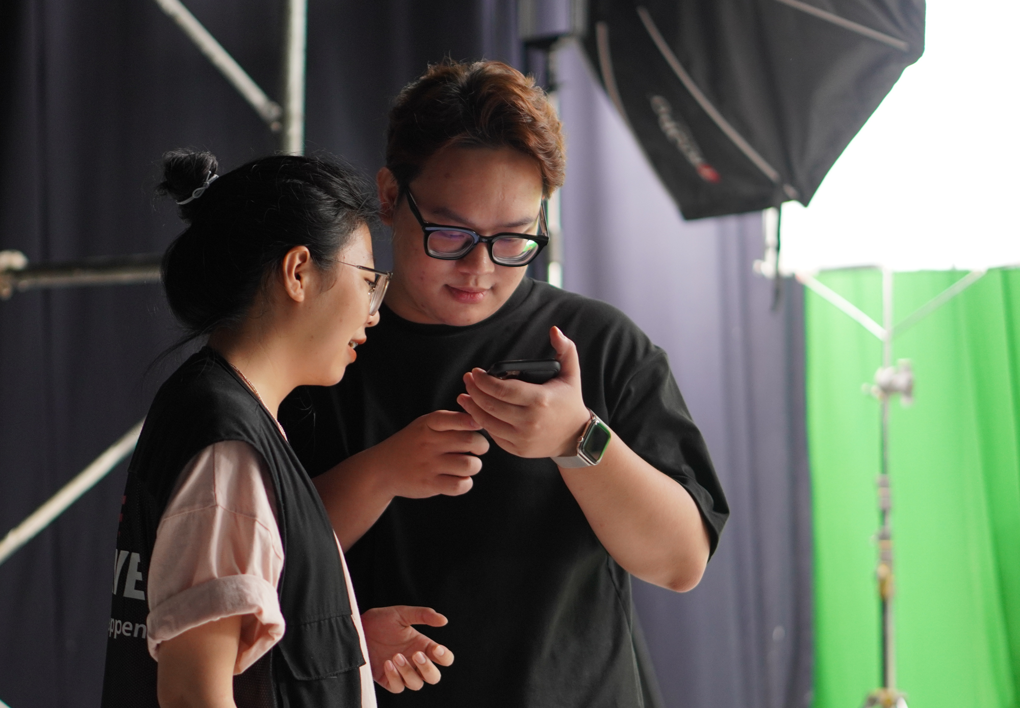 Đột nhập hậu trường những phiên livestream tiền tỷ: 20 người chuẩn bị, thức xuyên đêm và vật bất ly thân của 'đội cười mồi' - Ảnh 7