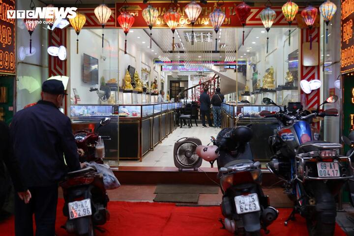 Bất ngờ cảnh nhiều cửa hàng vàng vắng hoe trong ngày vía thần Tài - Ảnh 3