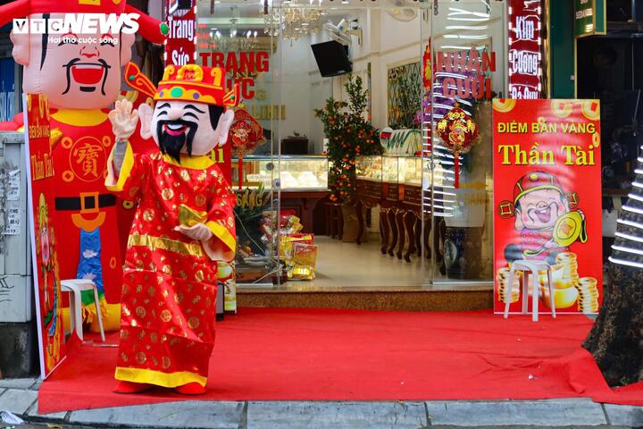 Bất ngờ cảnh nhiều cửa hàng vàng vắng hoe trong ngày vía thần Tài - Ảnh 1