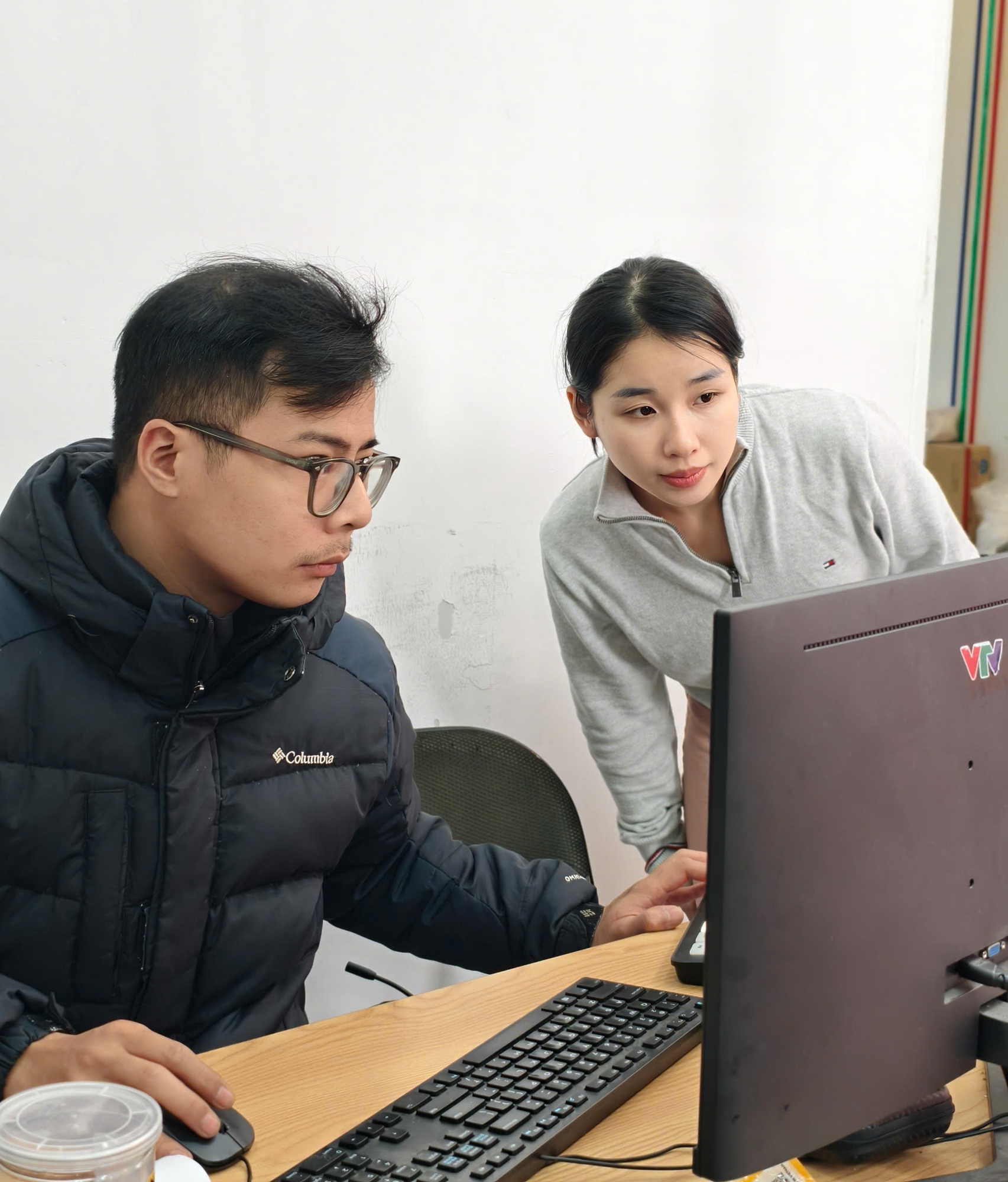 Đột nhập hậu trường những phiên livestream tiền tỷ: 20 người chuẩn bị, thức xuyên đêm và vật bất ly thân của 'đội cười mồi' - Ảnh 8