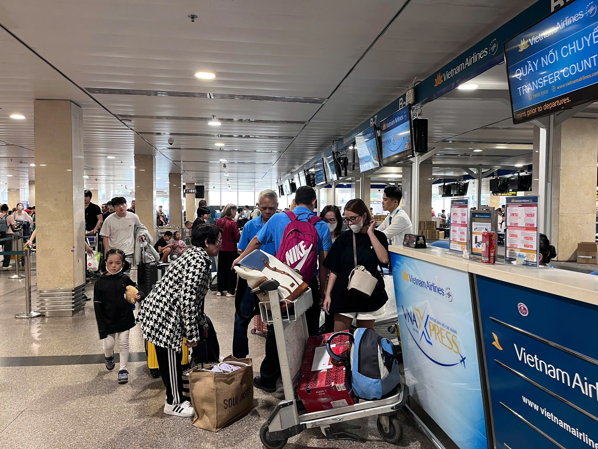 Cảnh tượng trái ngược ở sân bay Tân Sơn Nhất mùng 4 Tết - Ảnh 7