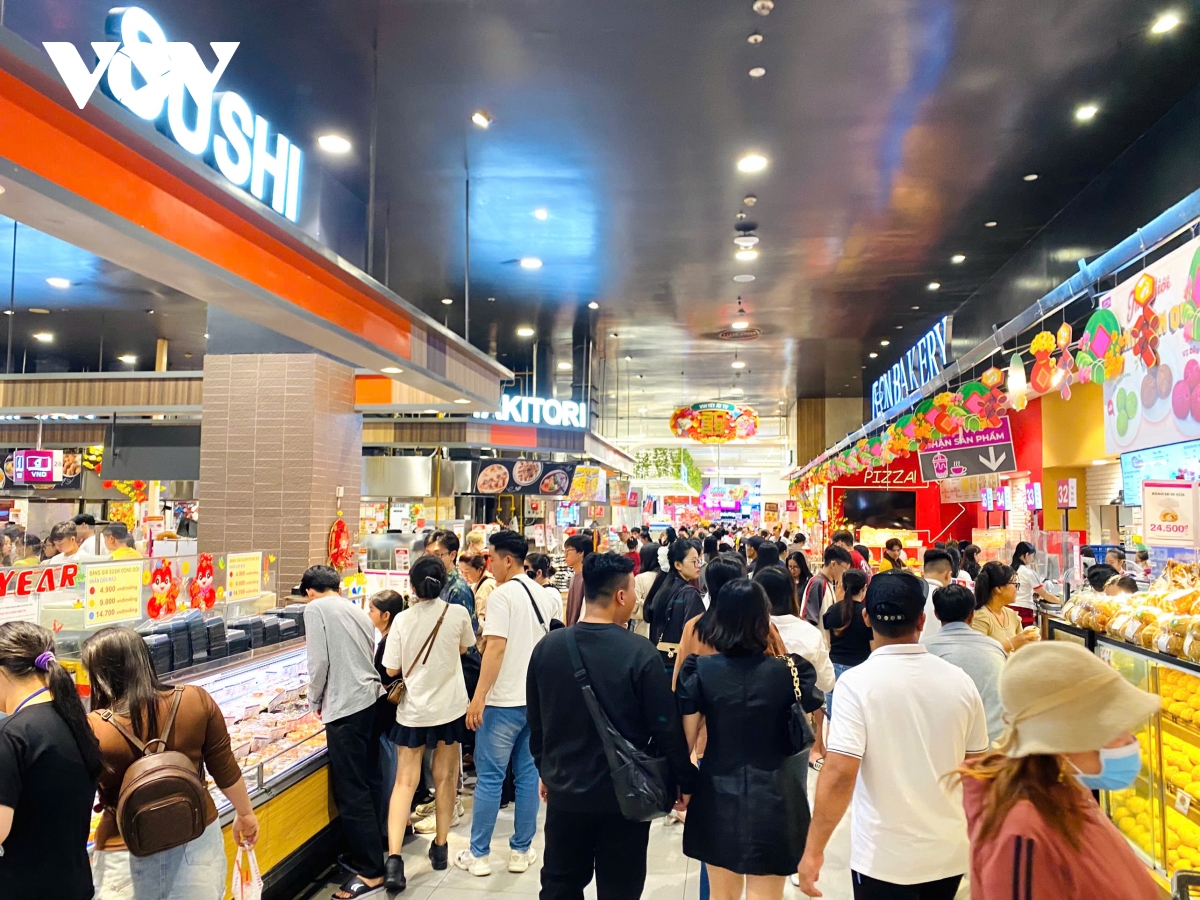 Nhà hàng, quán ăn ở trung tâm thương mại chật kín khách chơi Tết - Ảnh 8