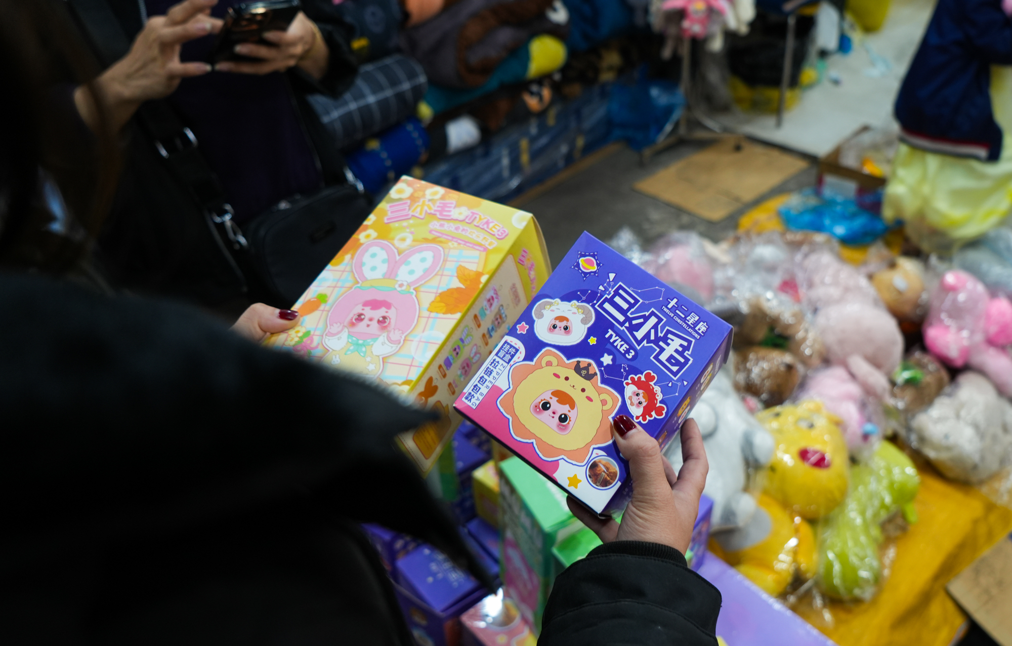 Chợ từng là thiên đường mua sắm của sinh viên thủ đô giờ không thể giữ khách: Chủ sạp 'mở mắt mất tiền triệu', đắt hàng chỉ mỗi Baby Three - Ảnh 11