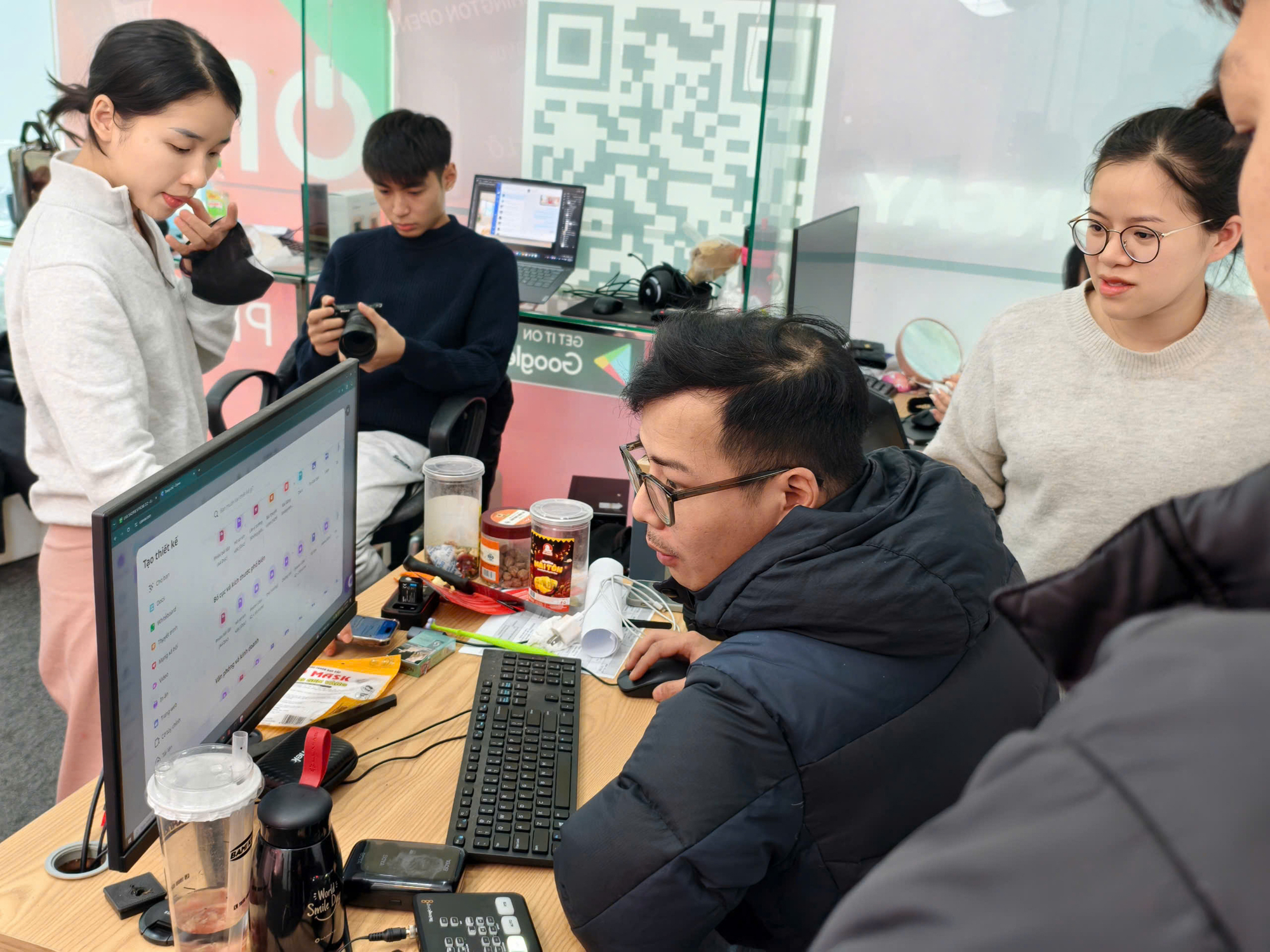 Đột nhập hậu trường những phiên livestream tiền tỷ: 20 người chuẩn bị, thức xuyên đêm và vật bất ly thân của 'đội cười mồi' - Ảnh 9