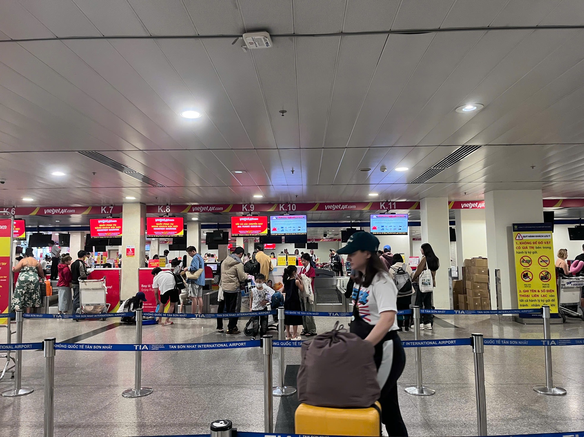 Cảnh tượng trái ngược ở sân bay Tân Sơn Nhất mùng 4 Tết - Ảnh 9