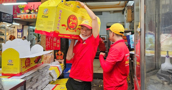 Bánh thần tài, heo quay cúng khai trương "cháy hàng" trong ngày mùng 6