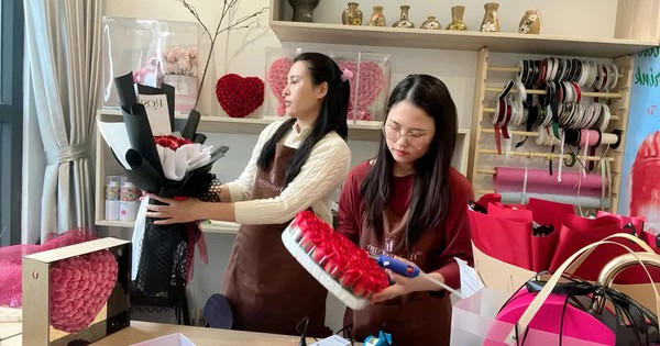 Thị trường quà tặng Valentine: Hoa tươi tăng giá, hoa "bất tử" giá cao nhưng vẫn hút khách