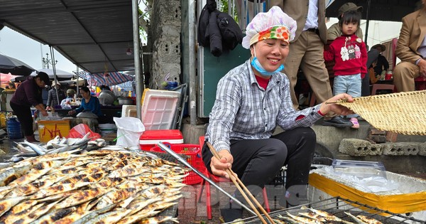 Nướng cá đặc sản không ngơi tay, nhiều người 'hốt bạc' mỗi ngày