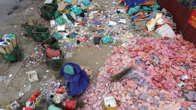 Vụ bánh kẹo chất như núi ở bãi rác tại La Phù (Hà Nội): Công an vào cuộc - Ảnh 3