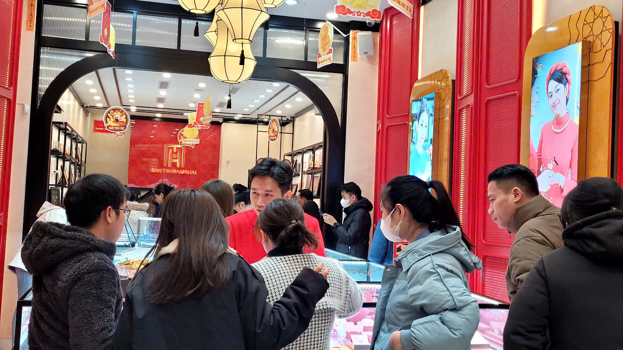 Hình ảnh khác lạ ở nhiều tiệm vàng trong ngày vía Thần Tài - Ảnh 6