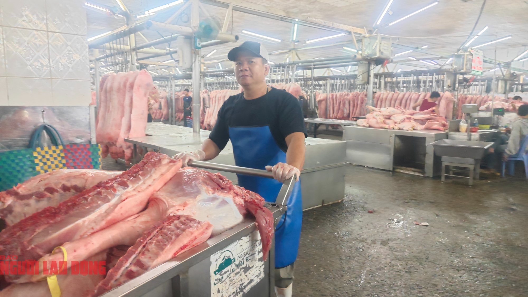 Thịt heo chợ đầu mối bất ngờ “cháy hàng”, điều gì đang xảy ra? - Ảnh 1