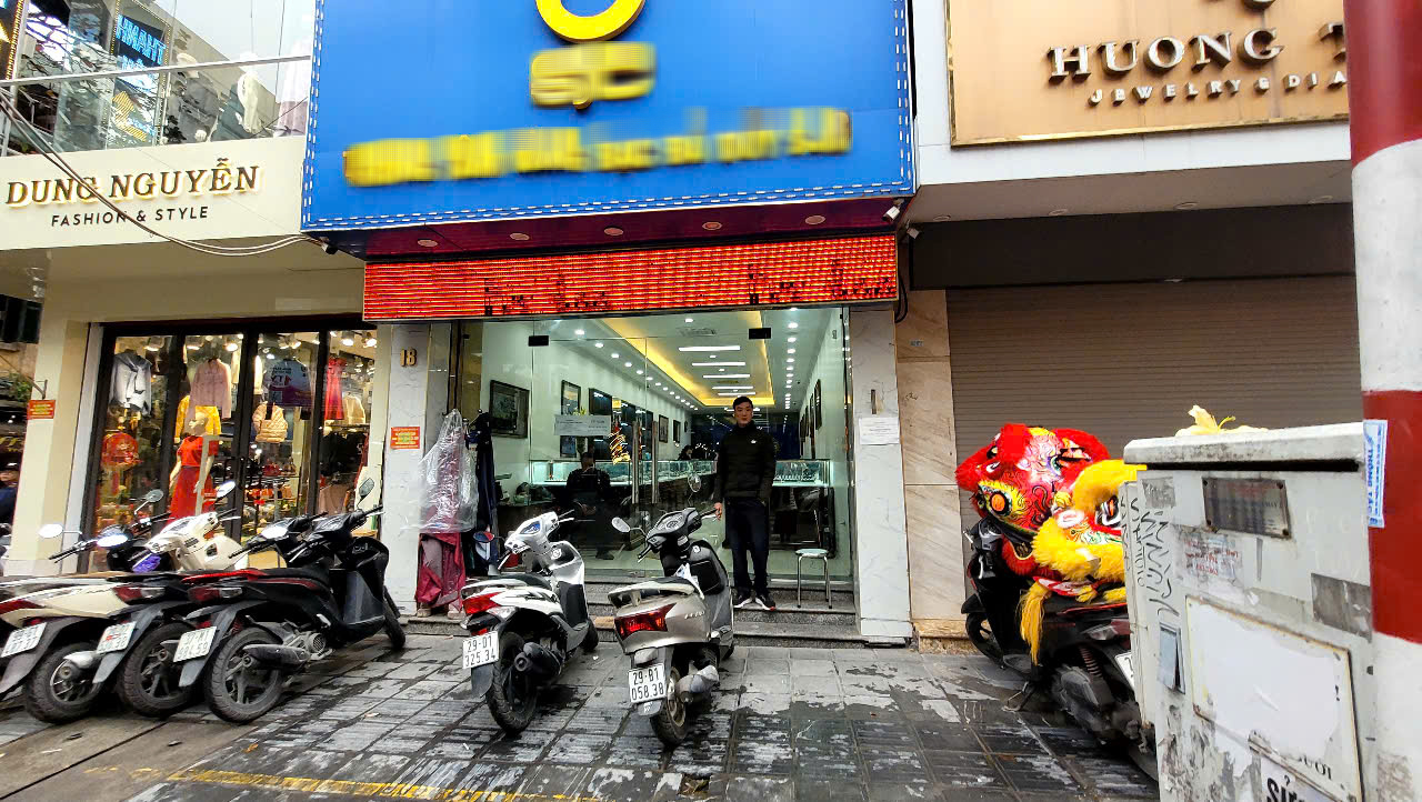 Hình ảnh khác lạ ở nhiều tiệm vàng trong ngày vía Thần Tài - Ảnh 3