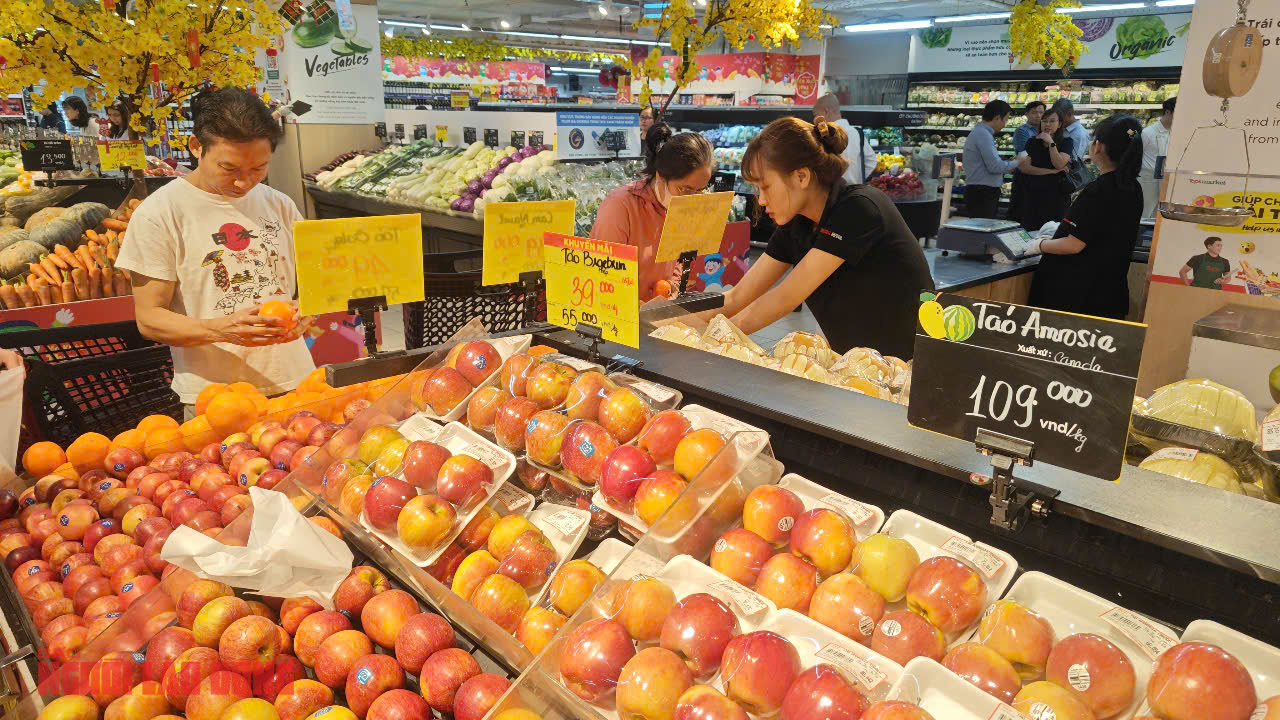 Giật mình với giá táo nhập khẩu, chỉ còn 20.000 - 30.000 đồng/kg - Ảnh 1