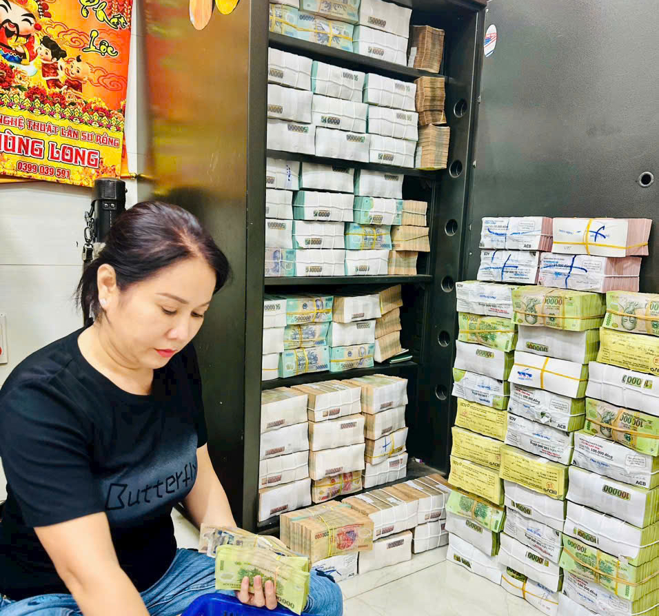 Người đàn ông ở Bình Dương mua gần 400 tờ vé số, bất ngờ trúng thưởng 32 tỉ đồng - Ảnh 2