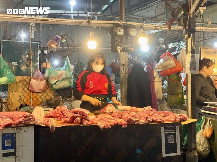 Rau, thịt đua nhau đắt theo tuần, hàng ăn cũng rục rịch đẩy giá - Ảnh 2