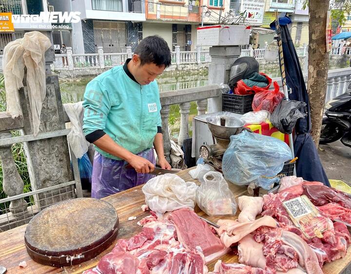 Rau, thịt đua nhau đắt theo tuần, hàng ăn cũng rục rịch đẩy giá - Ảnh 1