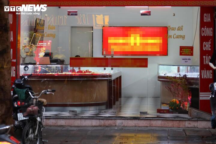 Bất ngờ cảnh nhiều cửa hàng vàng vắng hoe trong ngày vía thần Tài - Ảnh 2
