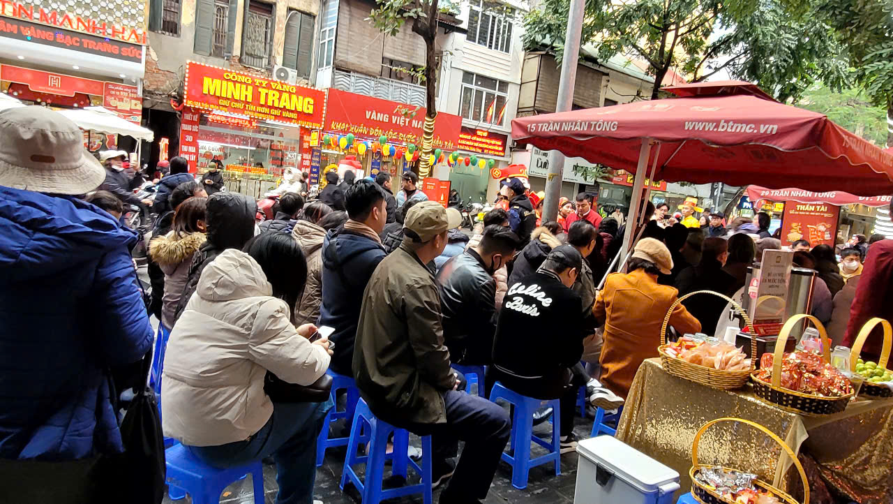 Hình ảnh khác lạ ở nhiều tiệm vàng trong ngày vía Thần Tài - Ảnh 5