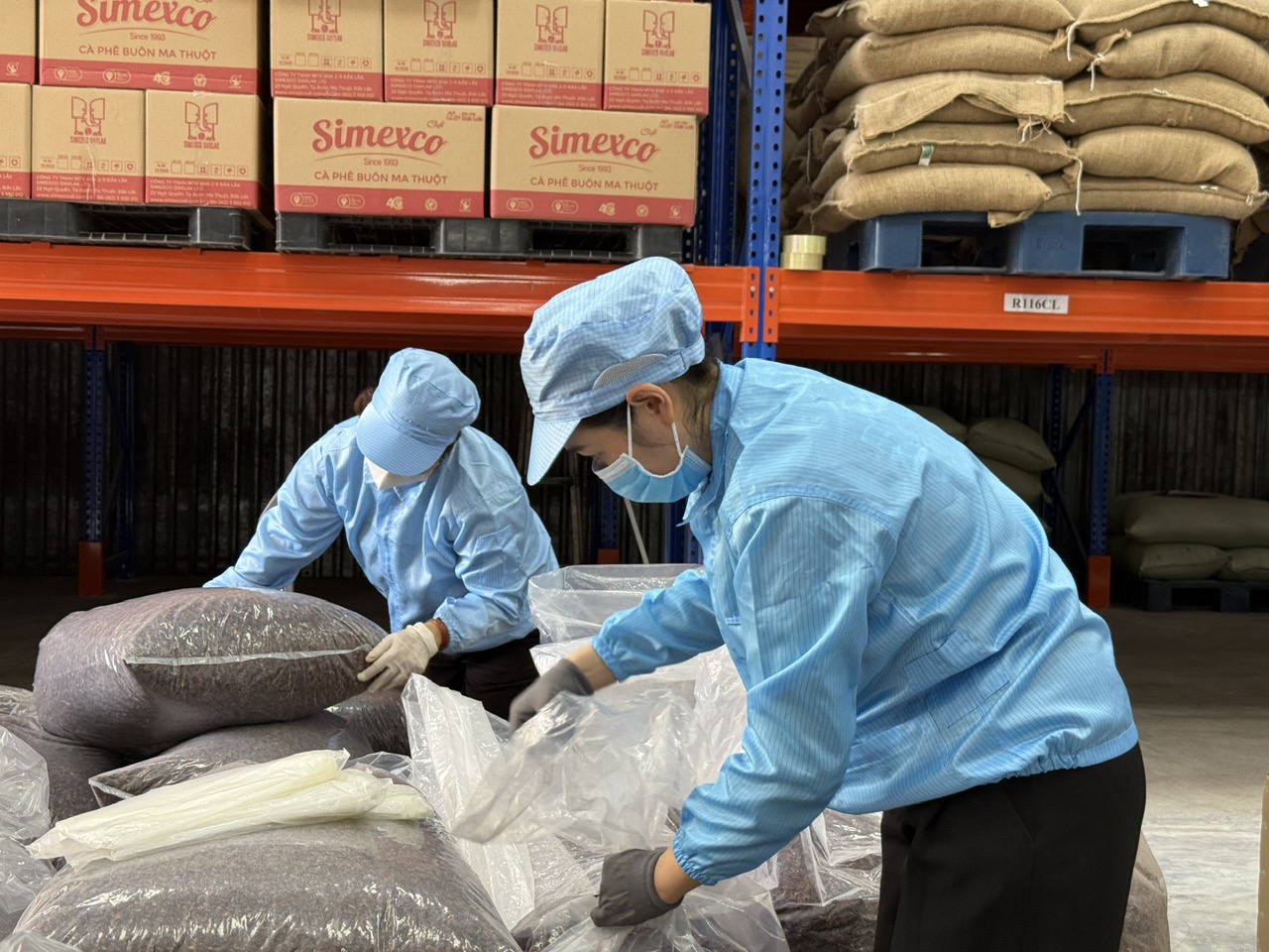 Giá cà phê hôm nay 26-2: Giảm rất mạnh, rời xa đỉnh lịch sử - Ảnh 1