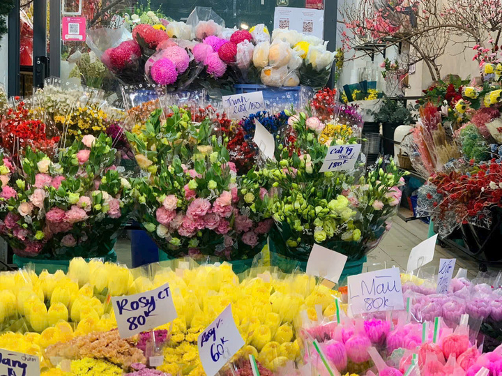 Giá hoa đồng tiền 'nhảy dựng' trong ngày vía thần Tài ở TP.HCM - Ảnh 2