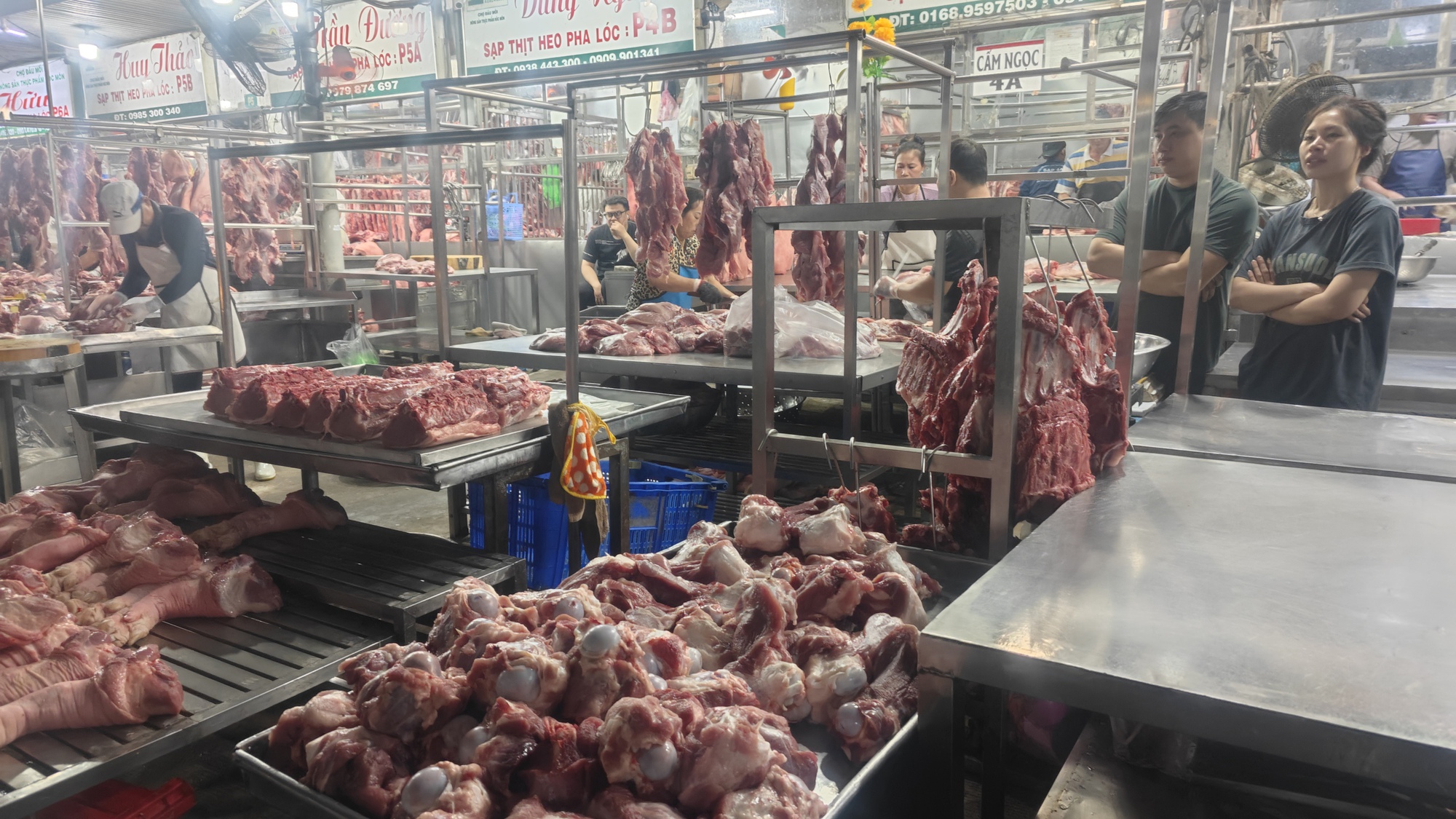Thịt heo chợ đầu mối bất ngờ “cháy hàng”, điều gì đang xảy ra? - Ảnh 2