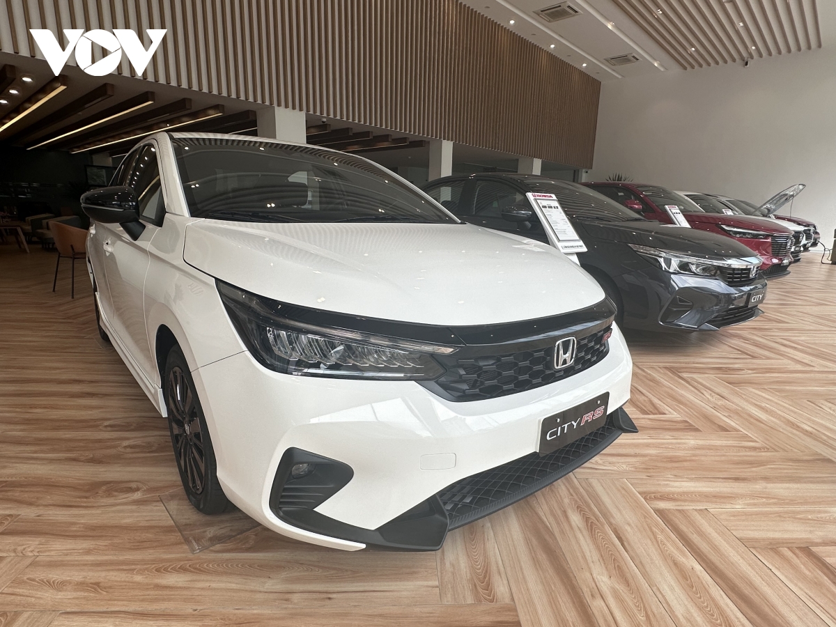 Thị trường ảm đạm, ô tô bán chạy cũng được giảm giá - Ảnh 1