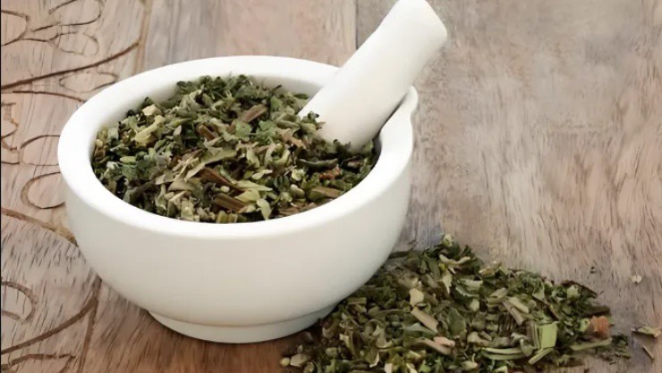 Cỏ dại mọc đầy ở làng quê Việt, phơi khô đem lên phố bán hốt bạc mỏi tay - Ảnh 3