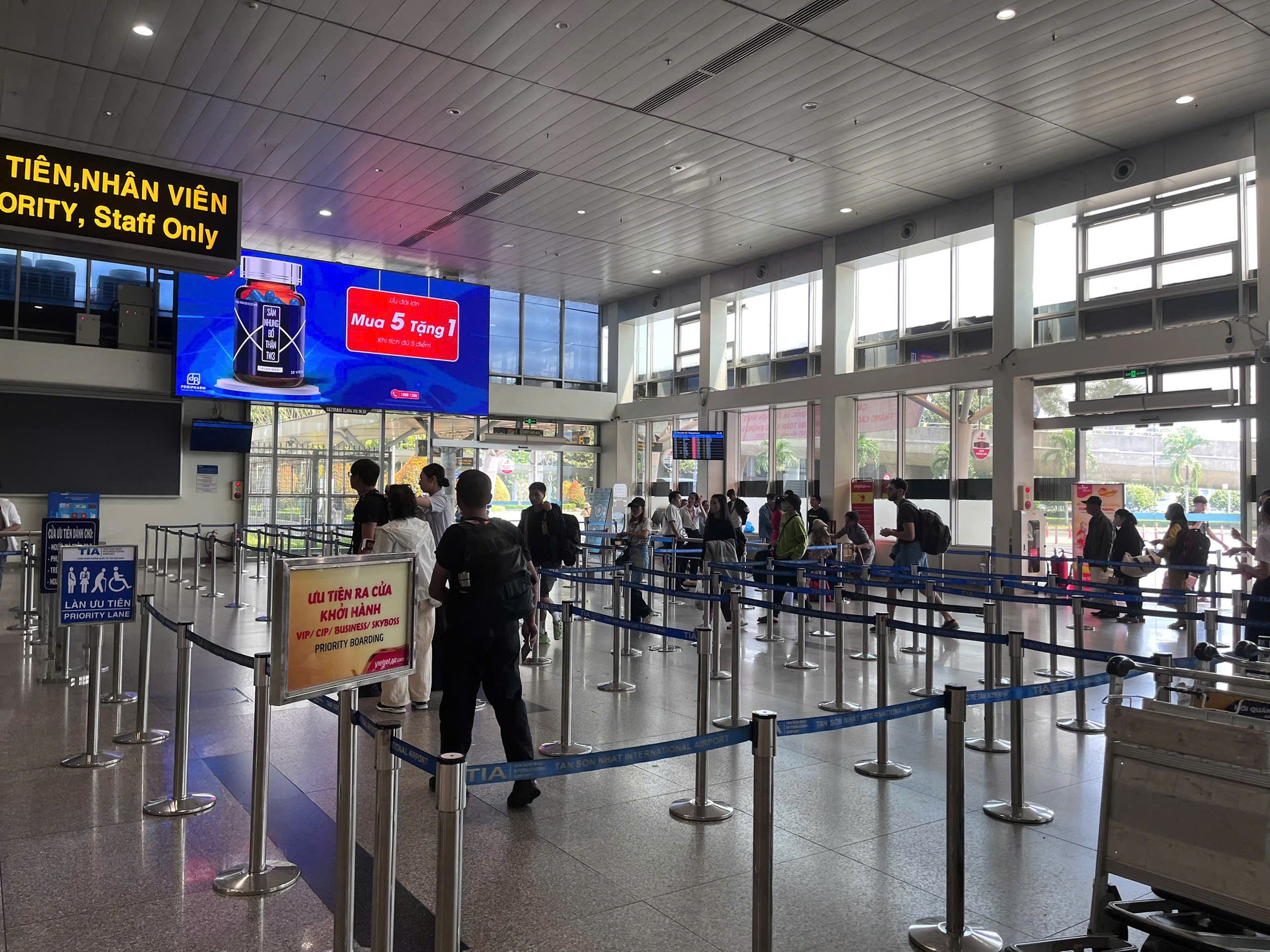 Cảnh tượng trái ngược ở sân bay Tân Sơn Nhất mùng 4 Tết - Ảnh 10