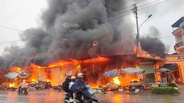 Chợ ở Tuyên Quang cháy lớn, huy động nhiều cảnh sát dập lửa - Ảnh 1