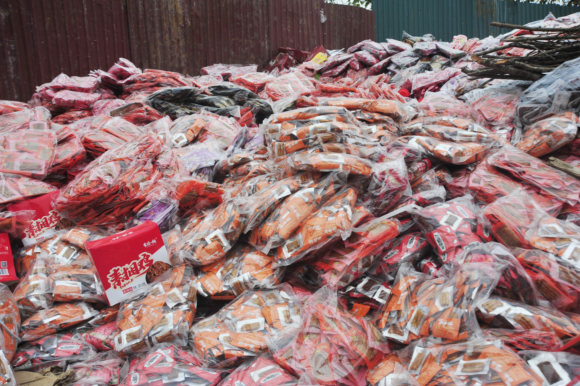 Cận cảnh “núi” bánh kẹo chất thành đống phế thải khổng lồ dịp Tết Nguyên đán ở Hà Nội - Ảnh 12