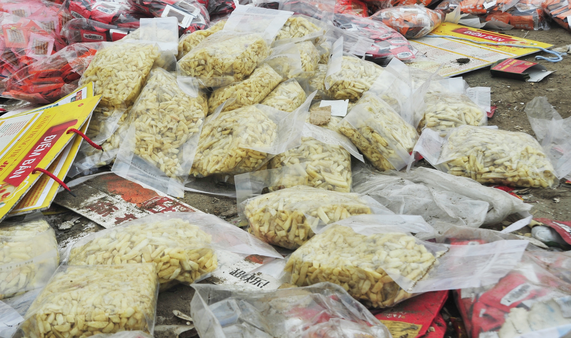 Cận cảnh “núi” bánh kẹo chất thành đống phế thải khổng lồ dịp Tết Nguyên đán ở Hà Nội - Ảnh 11