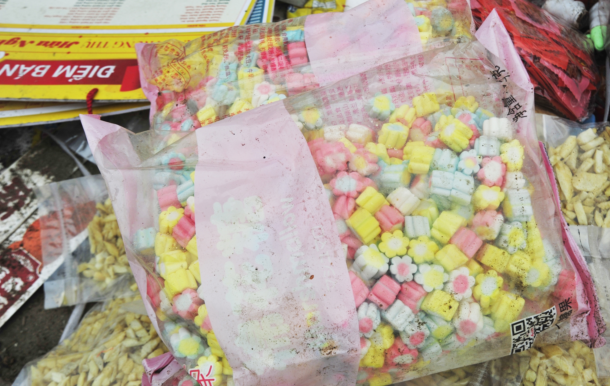 Cận cảnh “núi” bánh kẹo chất thành đống phế thải khổng lồ dịp Tết Nguyên đán ở Hà Nội - Ảnh 6