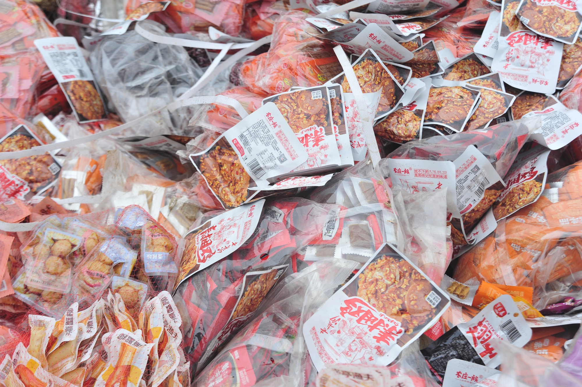 Cận cảnh “núi” bánh kẹo chất thành đống phế thải khổng lồ dịp Tết Nguyên đán ở Hà Nội - Ảnh 7