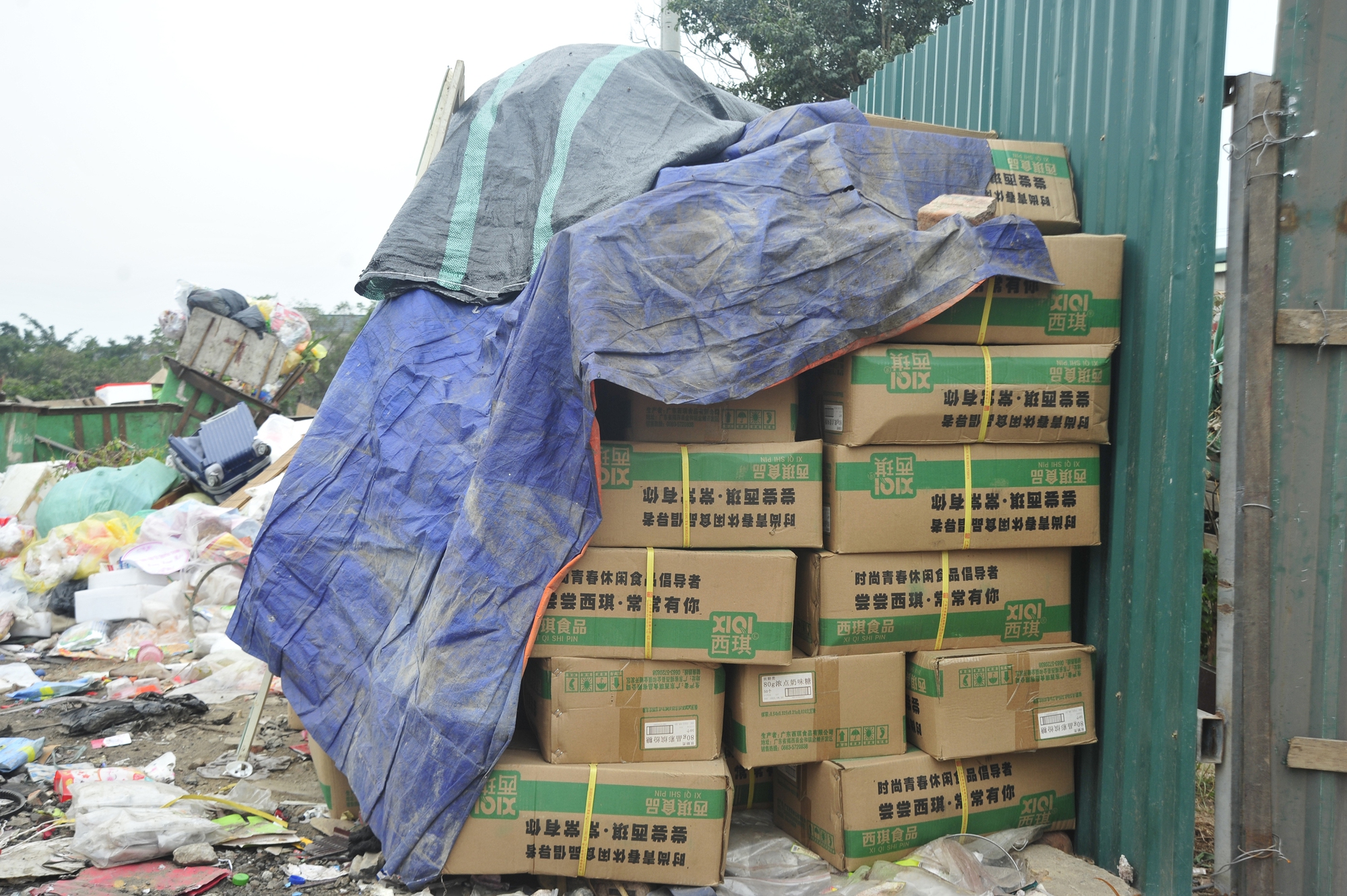 Cận cảnh “núi” bánh kẹo chất thành đống phế thải khổng lồ dịp Tết Nguyên đán ở Hà Nội - Ảnh 8