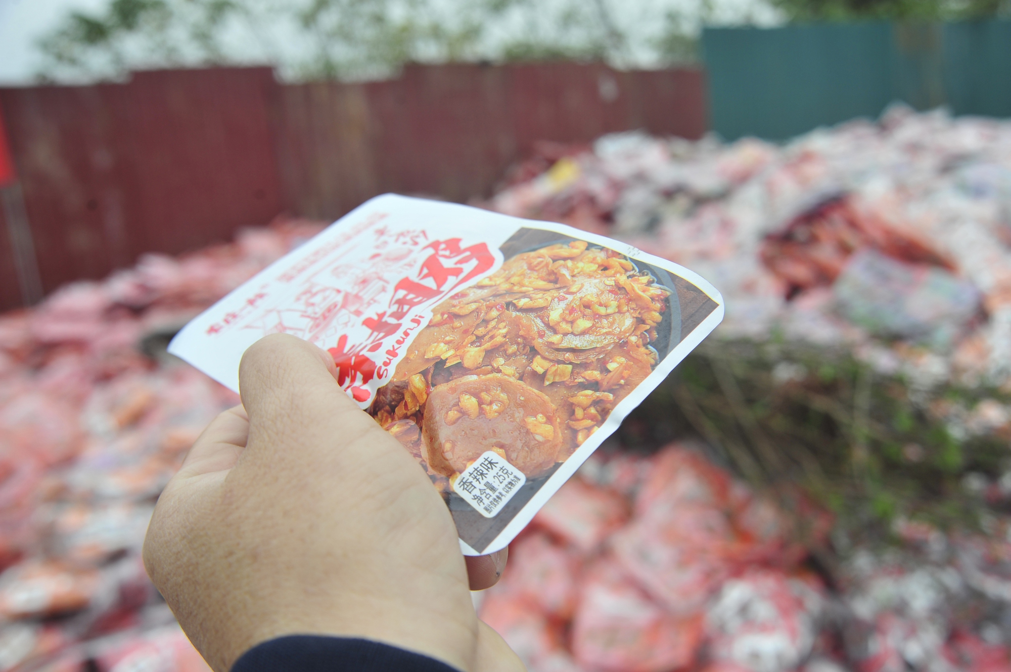 Cận cảnh “núi” bánh kẹo chất thành đống phế thải khổng lồ dịp Tết Nguyên đán ở Hà Nội - Ảnh 9