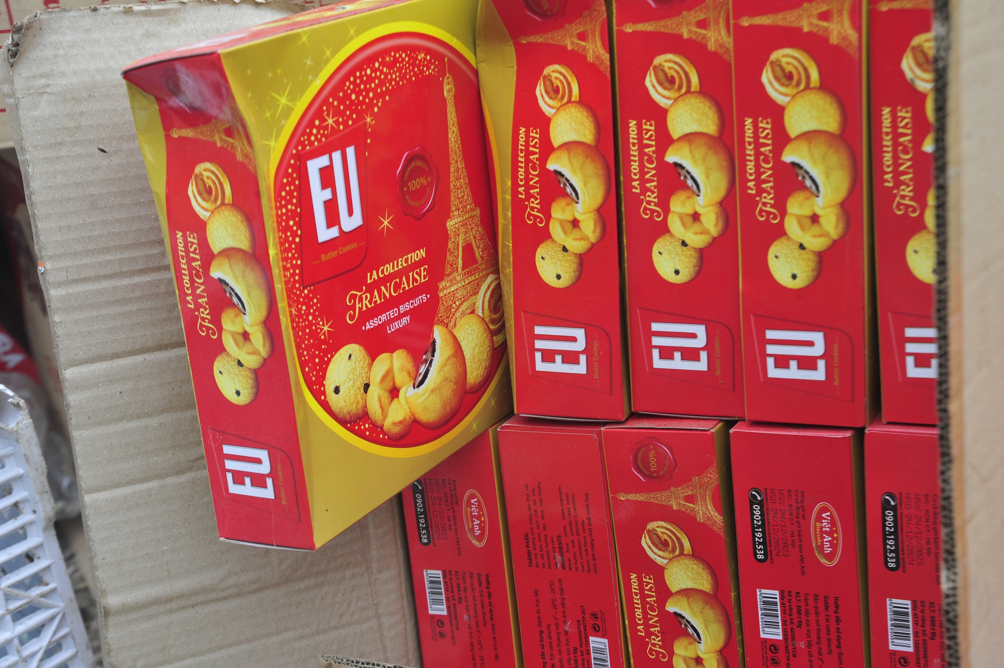 Cận cảnh “núi” bánh kẹo chất thành đống phế thải khổng lồ dịp Tết Nguyên đán ở Hà Nội - Ảnh 5