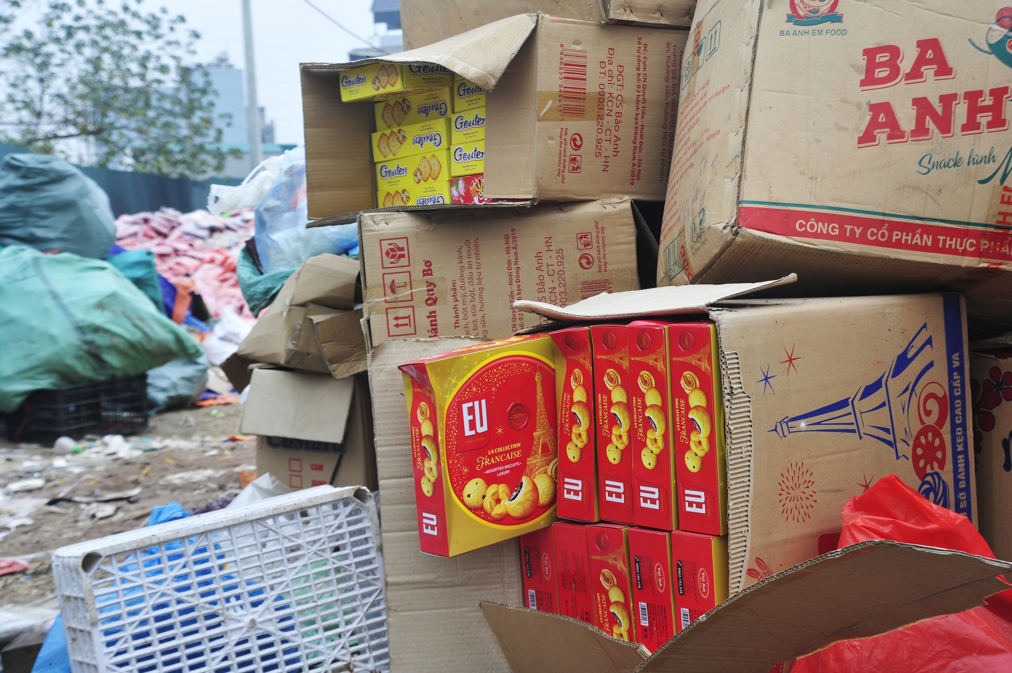 Cận cảnh “núi” bánh kẹo chất thành đống phế thải khổng lồ dịp Tết Nguyên đán ở Hà Nội - Ảnh 4